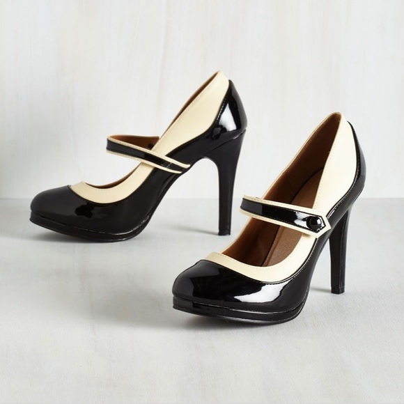 Classy Heel Indeed in Black/Cream - Picture 1 of 5
